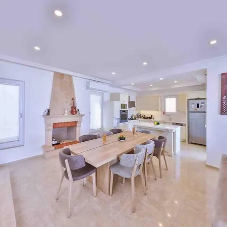 Rueya Kas,peninsula With Lawn Garden * カシュ