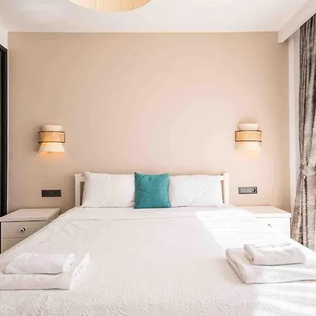 Rueya Kas,peninsula With Lawn Garden * カシュ