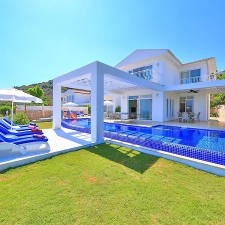 Rueya Kas,peninsula With Lawn Garden * カシュ
